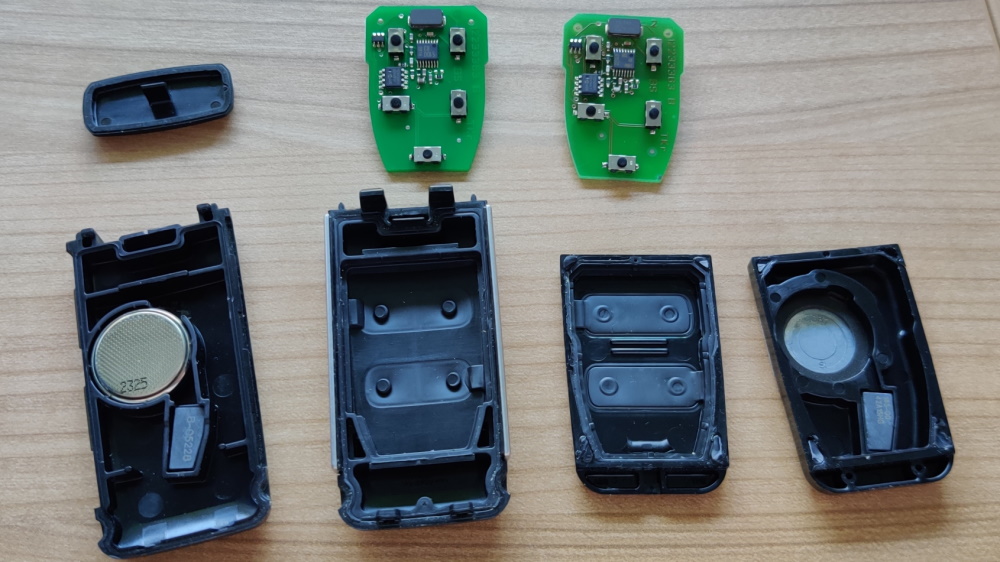 Vollständig zerlegte Schlüssel (Ersatzschlüssel links, ECU-Innengehäuse rechts)