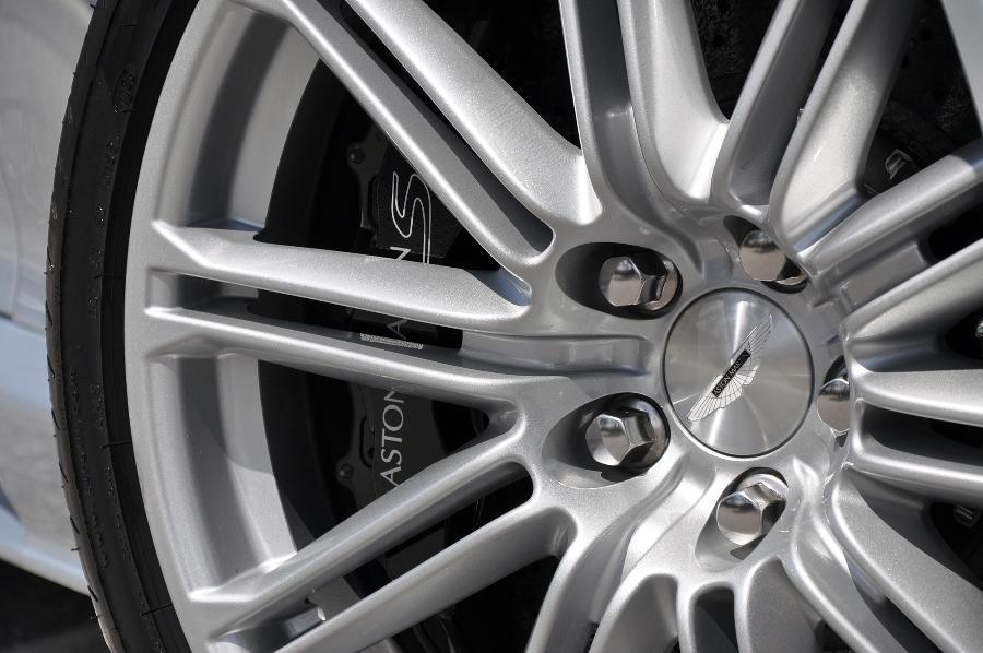 Aston-Martin-DBS-7-10-wheel.jpg